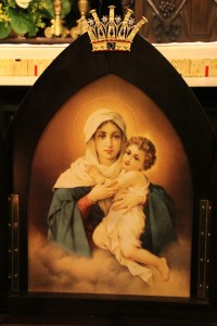 6-Il-quadro-dela-Madonna-Pellegrina-con-la-corona-creata-da-Di-Gesù[1]
